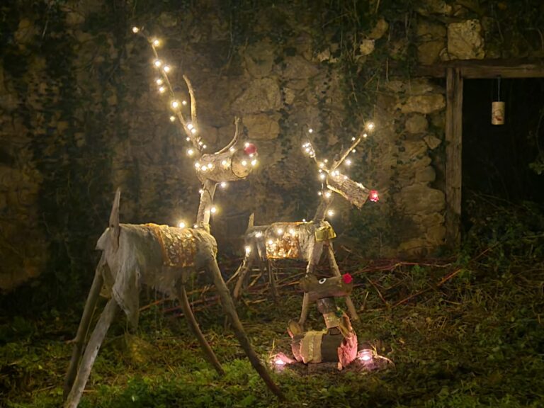 A aldea do Cotillón, un exemplo da tendencia por decorar as aldeas do rural no Nadal