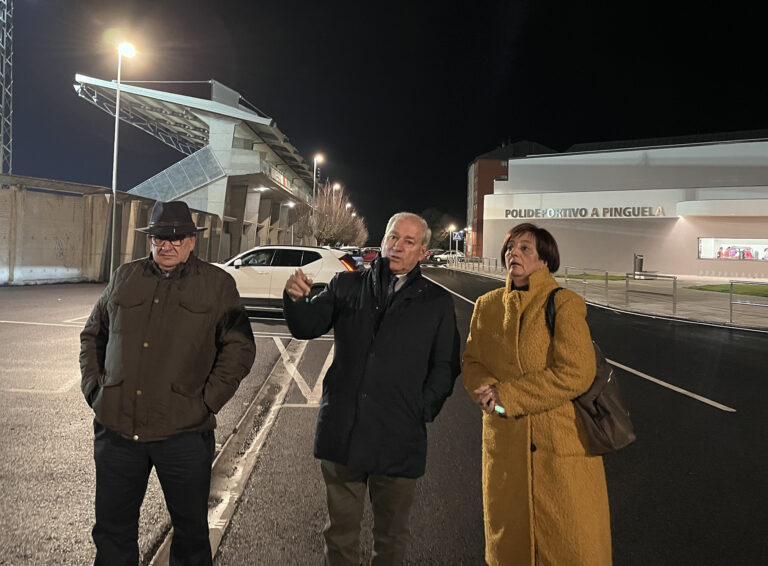 En funcionamento a nova iluminación dos aparcamentos do complexo deportivo da Pinguela