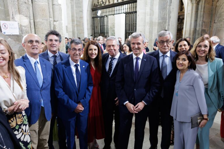 Rosa Rodríguez recibe a Medalla Castelao arroupada por unha delegación de Sober