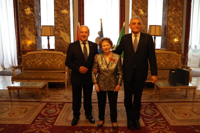 110625 Foto archivo entrega da condecoración de Cavaliere dell Ordine Della Stella dItalia á historiadora monfortina Manuela Sáez