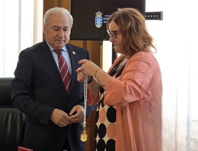 Acto de entrega da ‘Medalla e Insignia’ aos membros da Corporación Municipal de Monforte