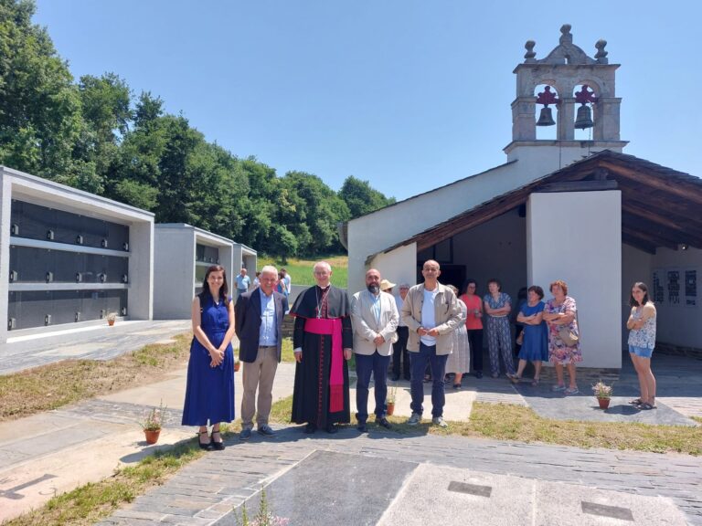 Remátase a reordenación do cemiterio na igrexa de San Martiño de Lousada