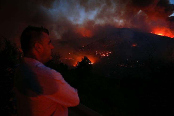Catro grandes incendios seguen sen control en Ourense e Lugo