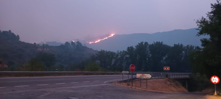 O maior incendio de Galicia segue queimando o territorio Ribeira Sacra