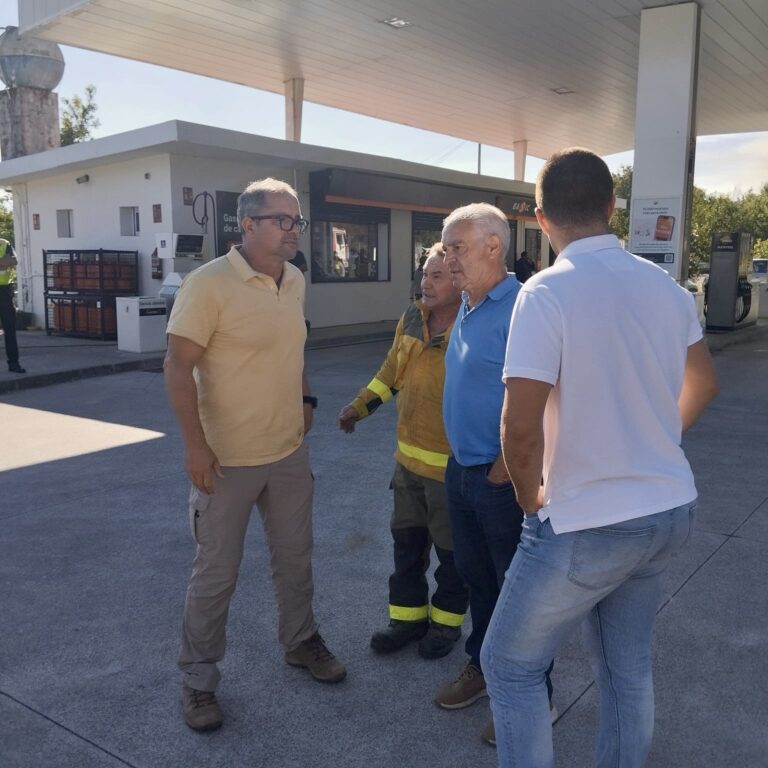 Suspéndense os catamaráns do Sil para favorecer a extinción do lume da Pobra do Brollón