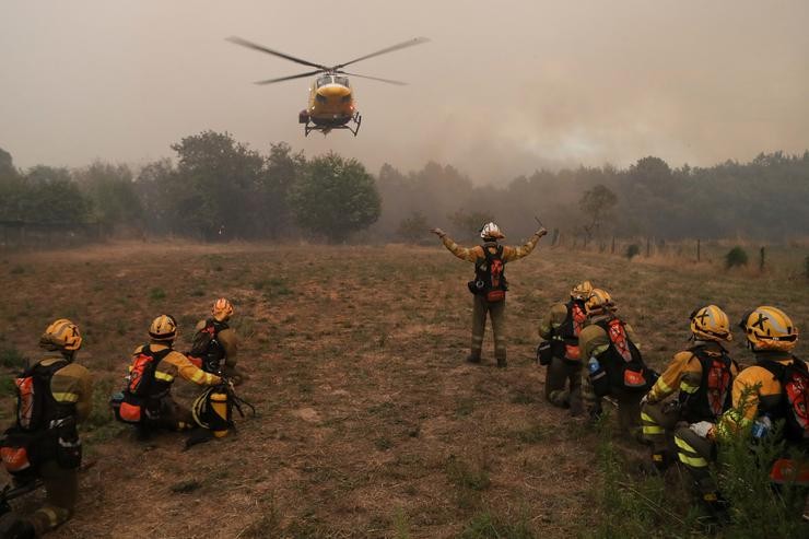 Actualidade do incendio de Pantón que saltou a Sober tras cruzar o Cabe