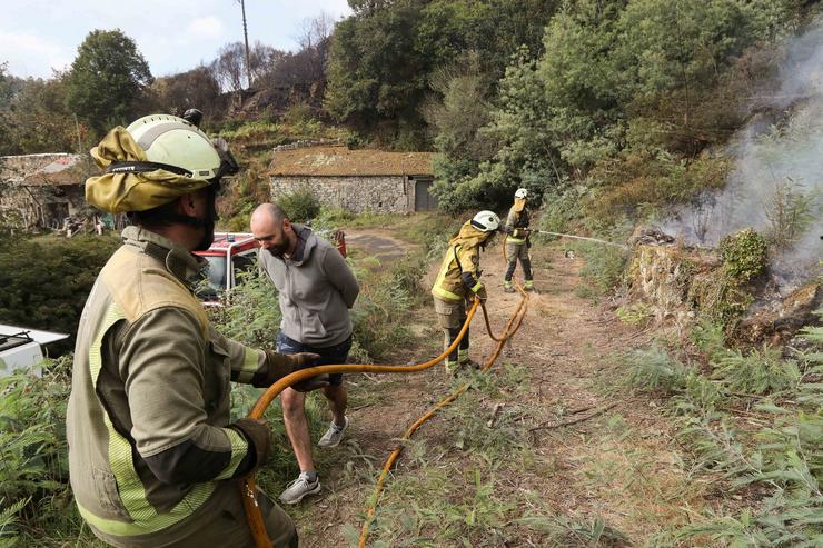 Desactivada a alerta por proximidade a casas do incendio de Pantón