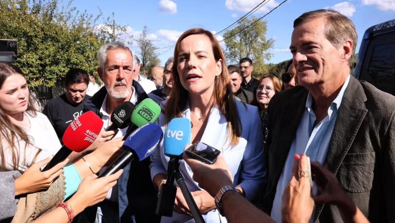 Vox carga contra os menores migrantes nunha tensa visita a Monforte rodeada de manifestantes