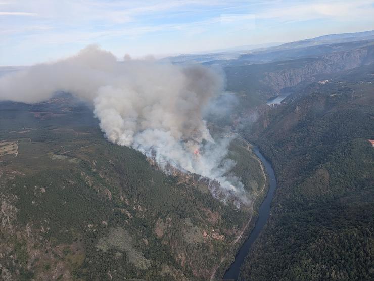 O incendio declarado este xoves en Pantón afecta xa a 150 hectáreas