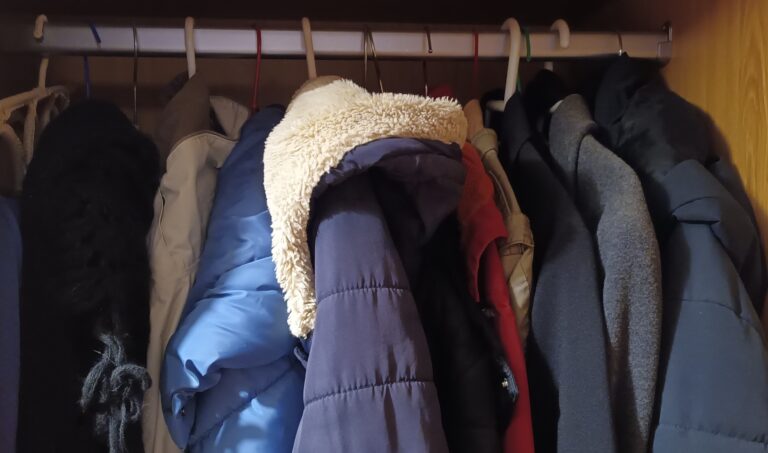 Provivienda activa unha campaña solidaria de recollida de roupa de inverno