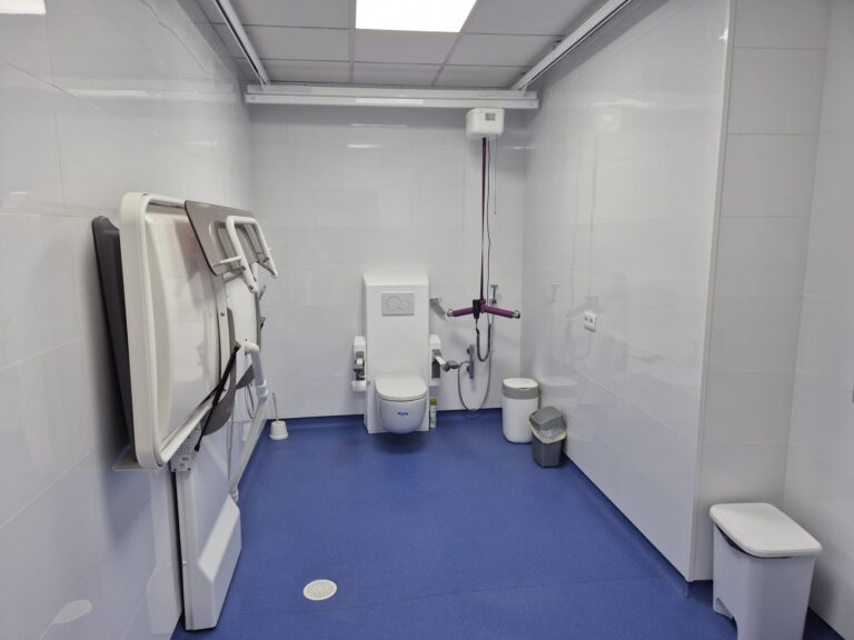 A entidade AGORA presenta a reforma do aseo do seu Centro de Atención Diurna