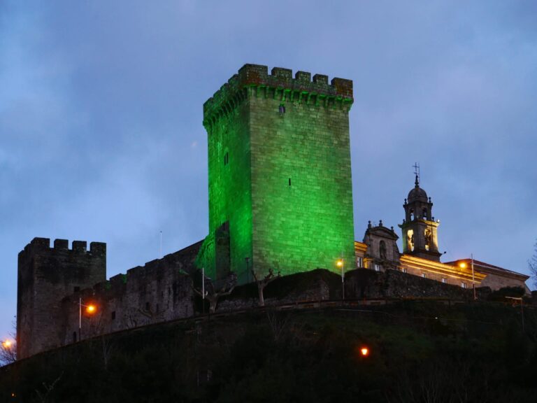 Este mércores iluminarase en verde a Torre da Homenaxe polo Día Nacional da Artrite
