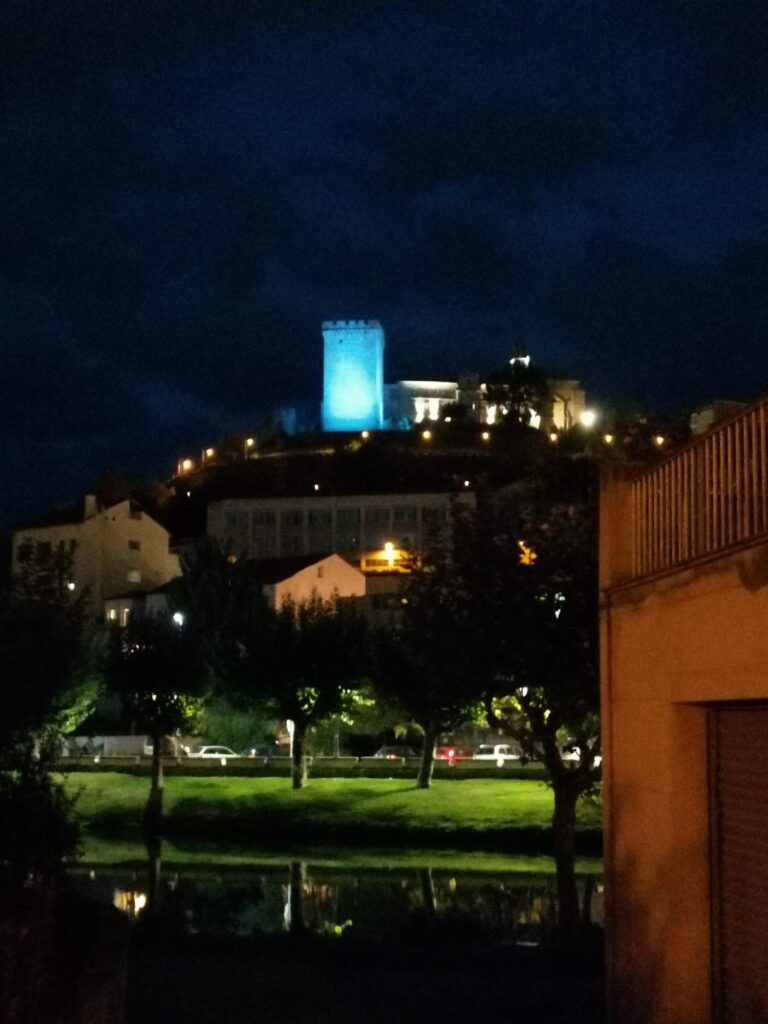 Monforte conmemora o ‘Día da dislexia’ iluminando de azul turquesa a Torre da Homenaxe