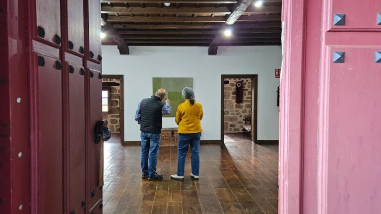 A mostra expandida “Un cadro nun lugar” amosa en empresas e institucións da Ribeira Sacra a pintura de Manuel Jorge