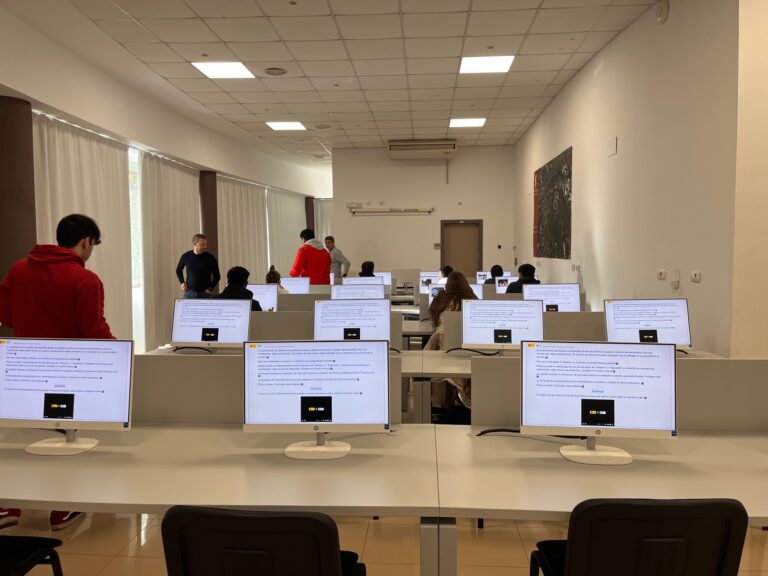 A DGT estrea no Multiusos a aula informatizada para a realización dos exames teóricos de conducir