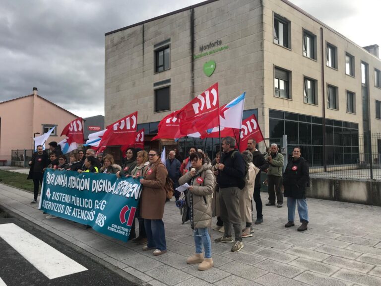 A DomusVi Monforte recolle firmas de respaldo do persoal, mentres a CIG concéntrase por unha atención de calidade