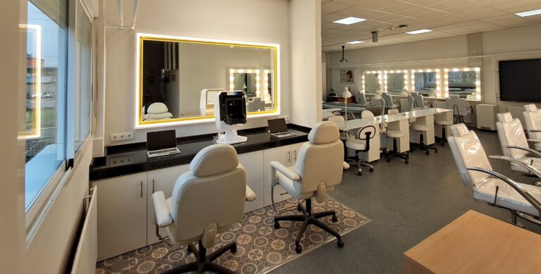 O IES A Pinguela estrea Aula Tech Beauty despois do Nadal