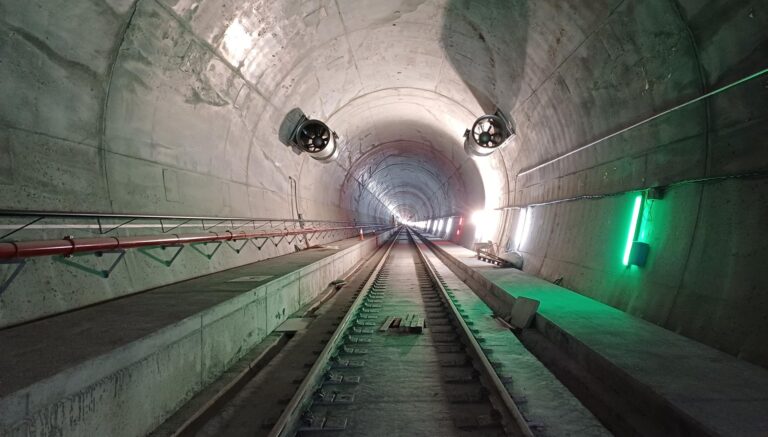 Un incendio corta a circulación ferroviaria entre Monforte e León