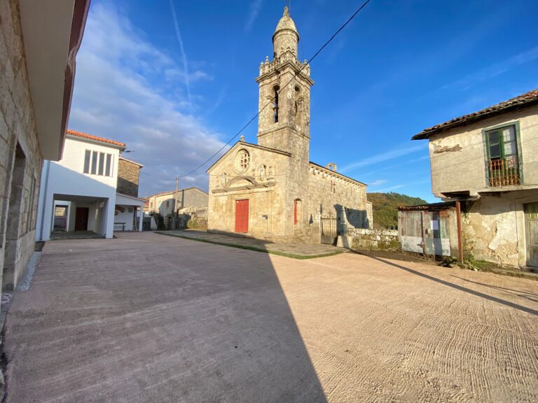 A igrexa de Santa María de Nogueira, en Chantada, estrea mellora da contorna