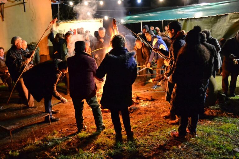 A tradicional ‘panceta ao espeto e o chourizo asado’ nas Festas do San Vicente en Margaride