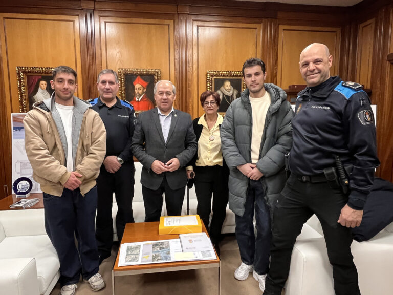 Toma de posesión de dos dous novos policías municipais en Monforte, como funcionarios en prácticas