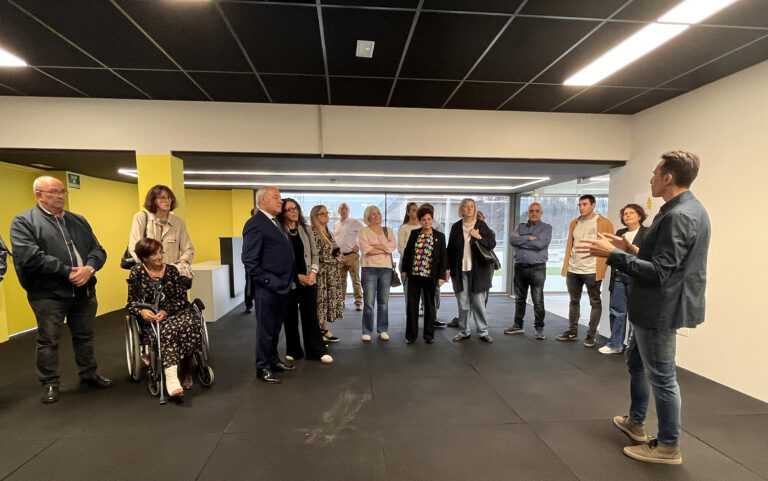 Comeza a montaxe do equipamento deportivo do novo Ximnasio da Pinguela