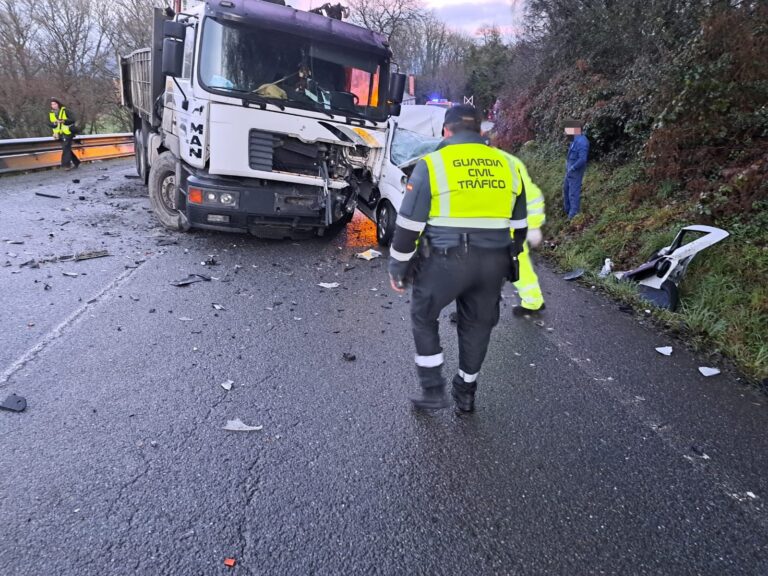 Un morto tras chocar un camión e unha furgoneta en Sarria