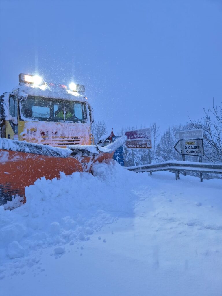Nevaradas e estradas provinciais pechadas por asolagamentos no sur de Lugo