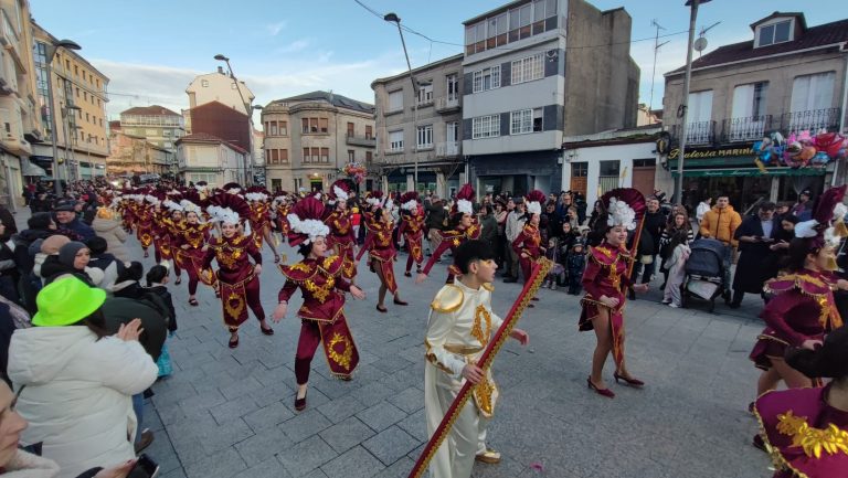 Desfile de Comparsas de Chantada con sol e moito público