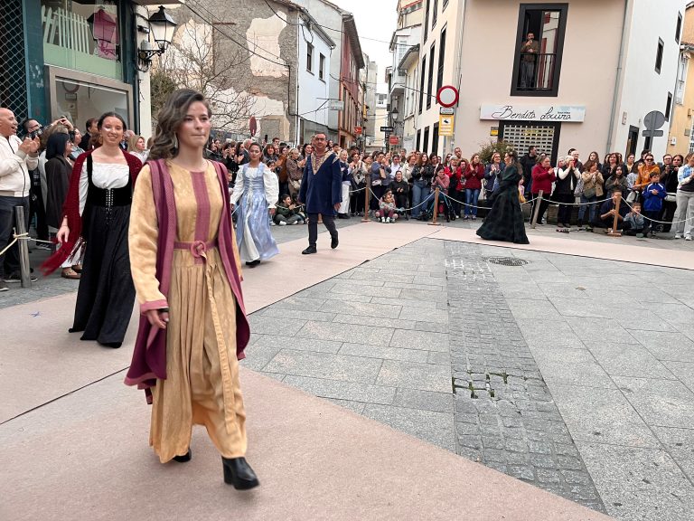 Éxito, un ano máis, do ‘desfile de traxes medievais e complementos’ de Monforte