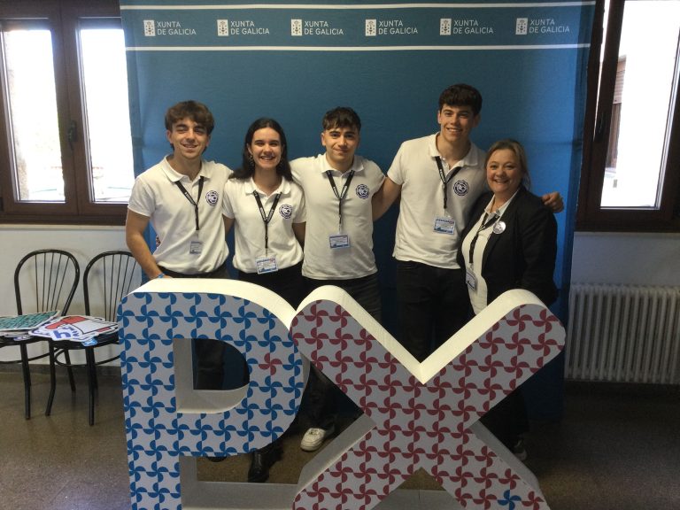 O equipo de debate de BAC do IES Río Cabe na fase final do Parlamento Xove