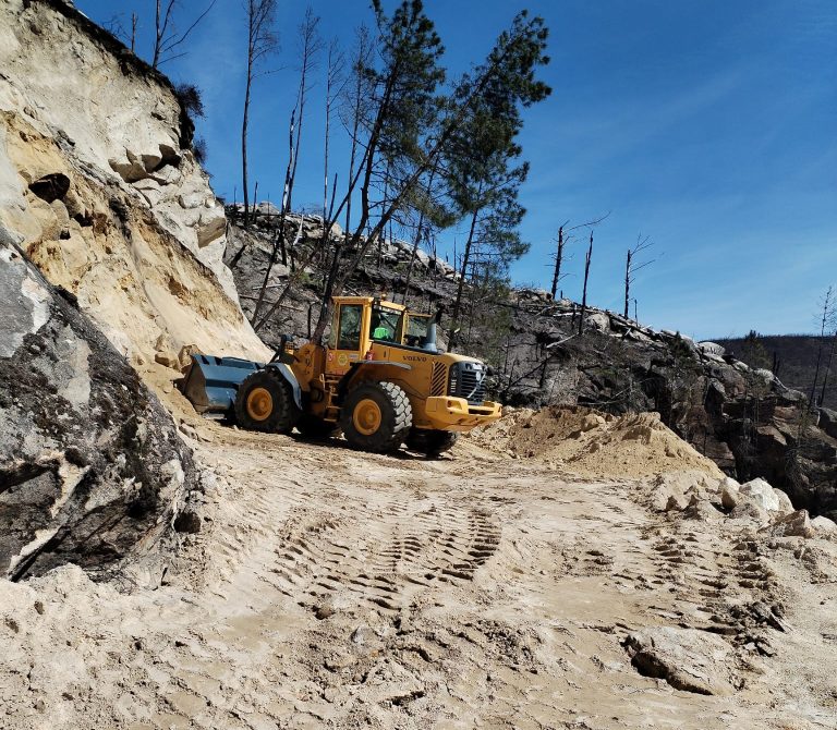 Comeza o arranxo da LU-P-4103 en Pantón tras o derrubamento dunha ladeira