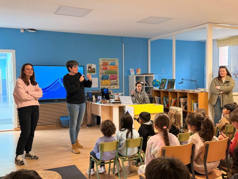 ‘Mulleres con ronsel’, iniciativa do CEIP P. A Pobra do Brollón para celebrar o 8M