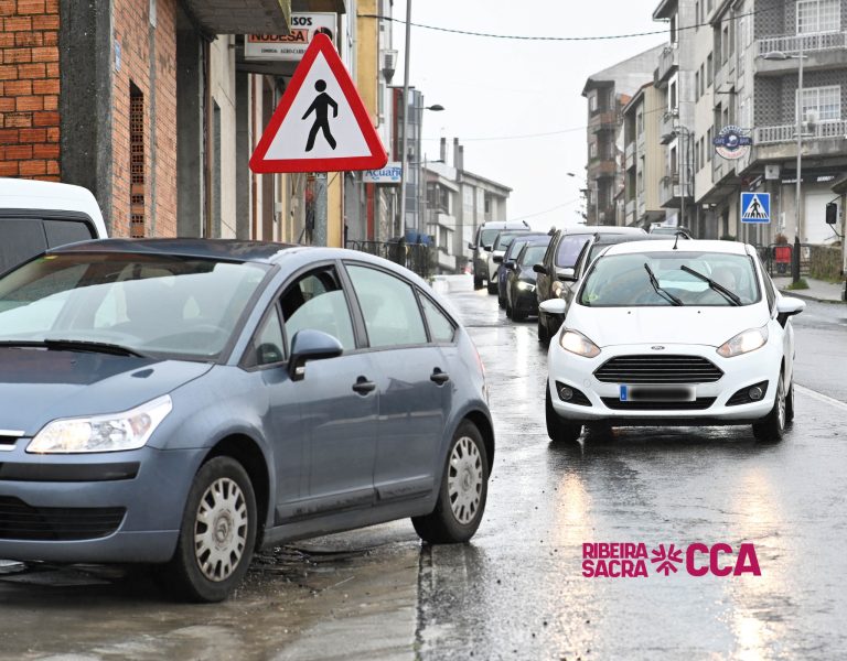 ‘Marcha lenta’ duns 100 coches para esixir o arranxo da N-540