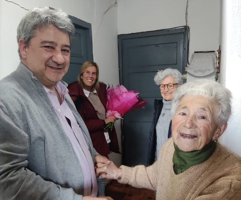 O 8M en Ribas de Sil achegouse á infancia e homenaxeu á decana do concello