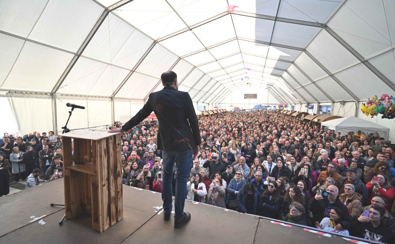 Roberto Vilar no pregón da Feira do Viño de Chantada: “Estou buscando unha casiña pequena á beira do Miño para a miña filla, vivides nun lugar incrible”