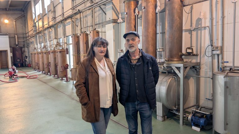 Xornada didáctica sobre destilación en Adegas Moure