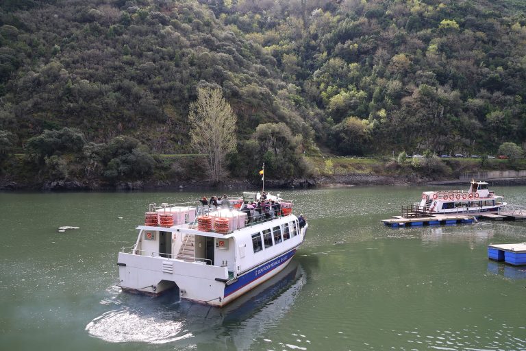Máis de 2.400 persoas viaxaron esta Semana Santa nos catamaráns da Deputación