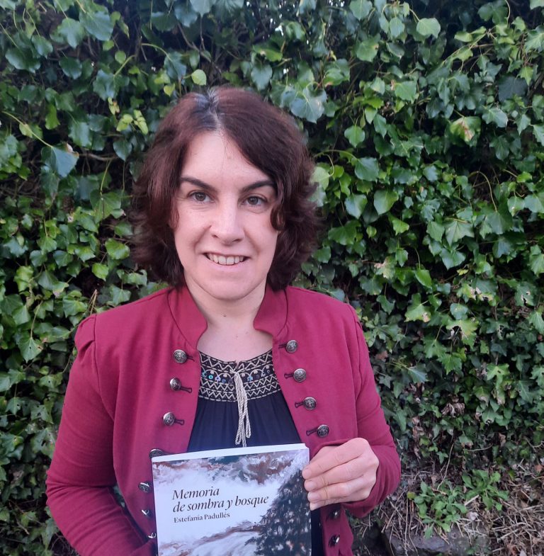 A escritora de Paradela, Estefanía Padullés, presenta este 10 de abril en Monforte a súa primeira novela