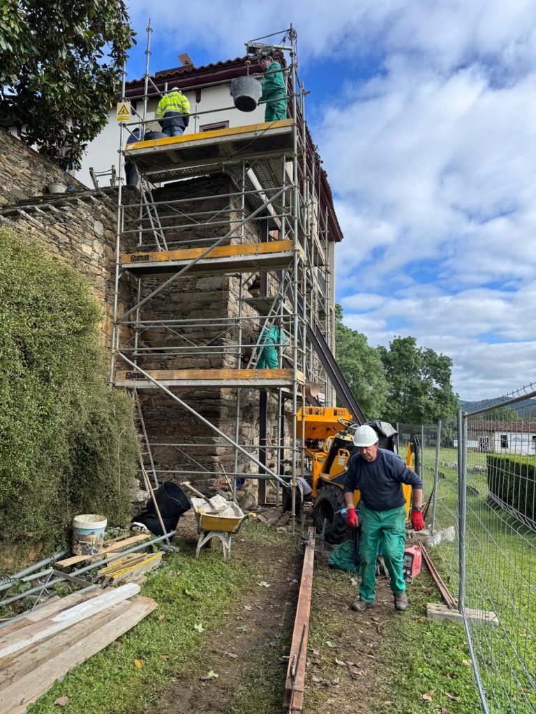 Vicepresidencia recupera os restos da antiga torre do Pazo de Tor en Monforte