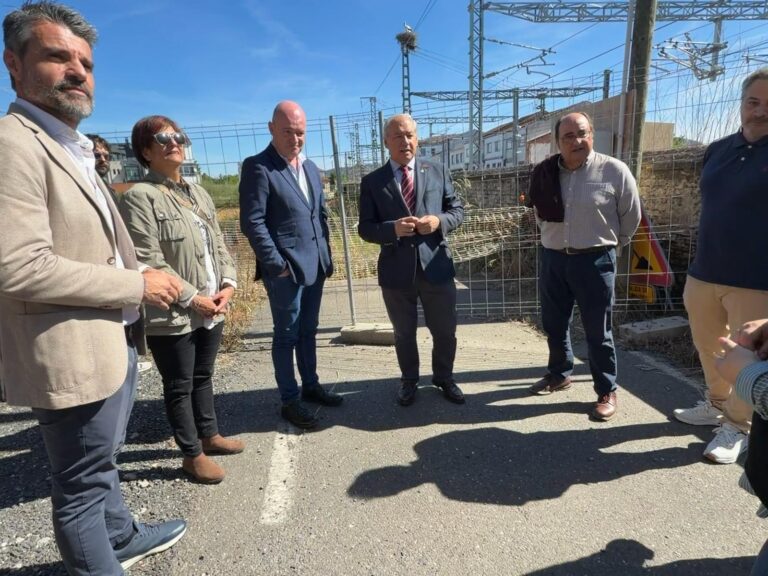 As obras de supresión dos pasos a nivel de Juan Montes e Rioseco retomaranse en outubro