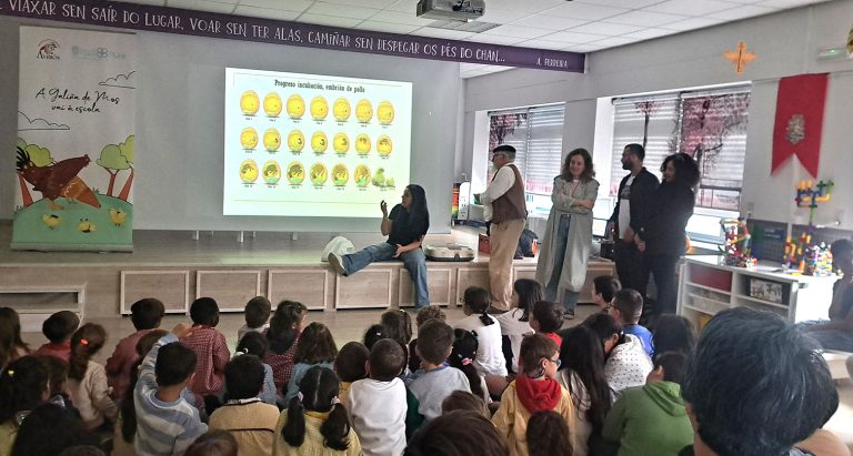 A Galiña de Mos chega con actividades formativas ao CEIP de Monforte