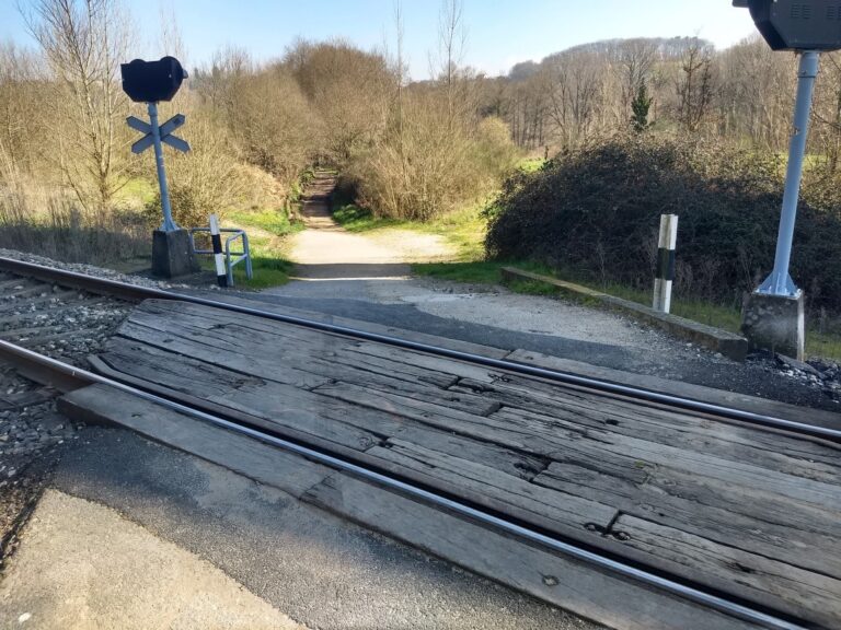 Adif adxudica por 3,54M€ as obras de supresión de catro pasos a nivel no termo municipal de Sarria