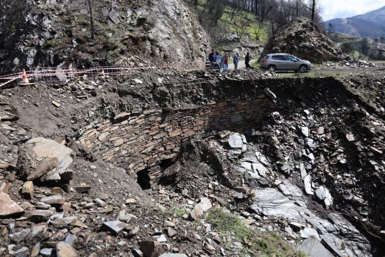 Xunta e concello de Quiroga traballan na recuperación do tramo da estrada local de Soldón a Vilarmel que se derrubou a pasada semana