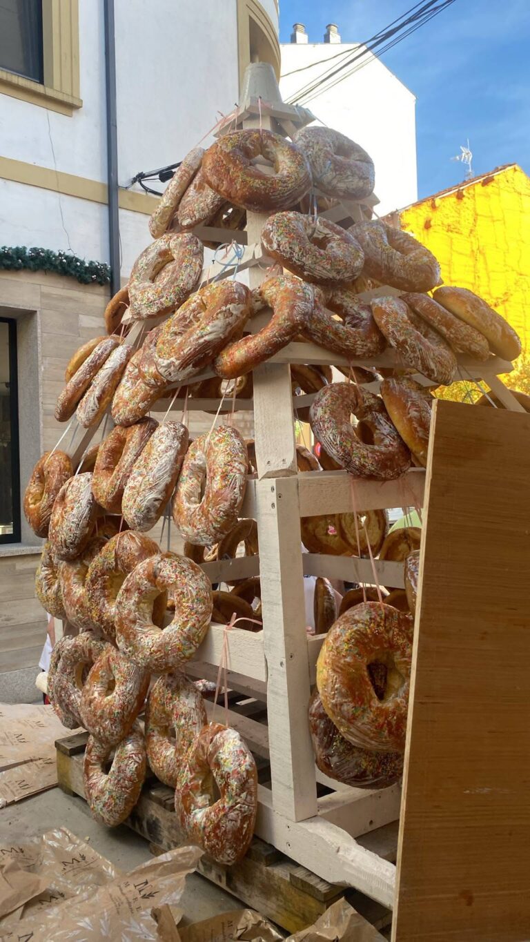 Bendición de Roscas para comezar o día grande das festas de San Antonio, en Monforte