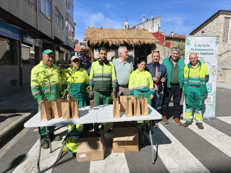 Chantada reparte máis de 1.000 árbores para potenciar a reforestación