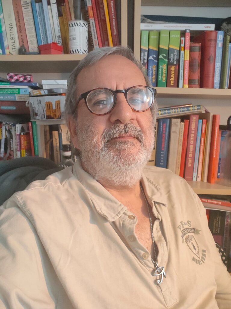 “A creatividade en galego faime fluír dun xeito diferente”, Xavier Frías, escritor e docente