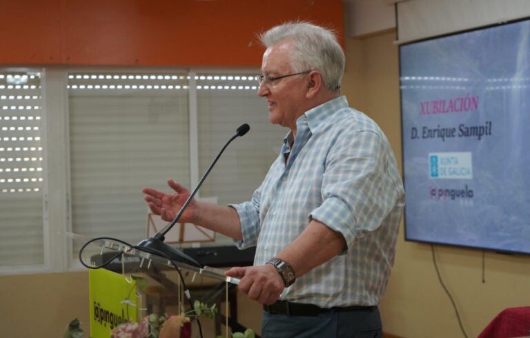 O IES A Pinguela homenaxea ao seu director Enrique Sampil pola súa xubilación