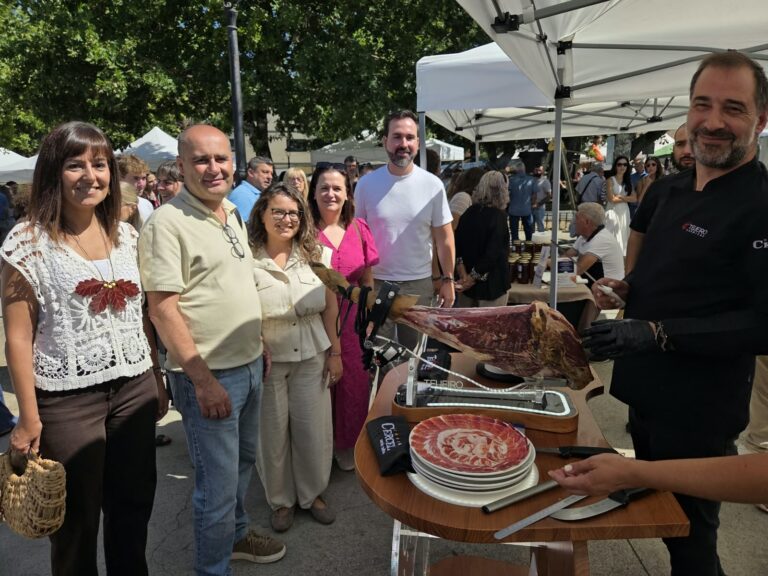 Un sábado solleiro animou a XVI Feira de Artesanía e Produtos da Terra do Incio