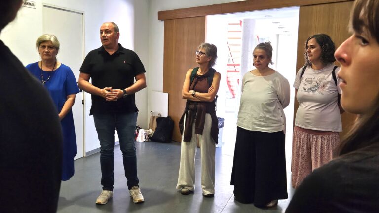 Alumnado dos centros educativos de Chantada reinterpretan ao artista local Manuel Jorge nunha exposición
